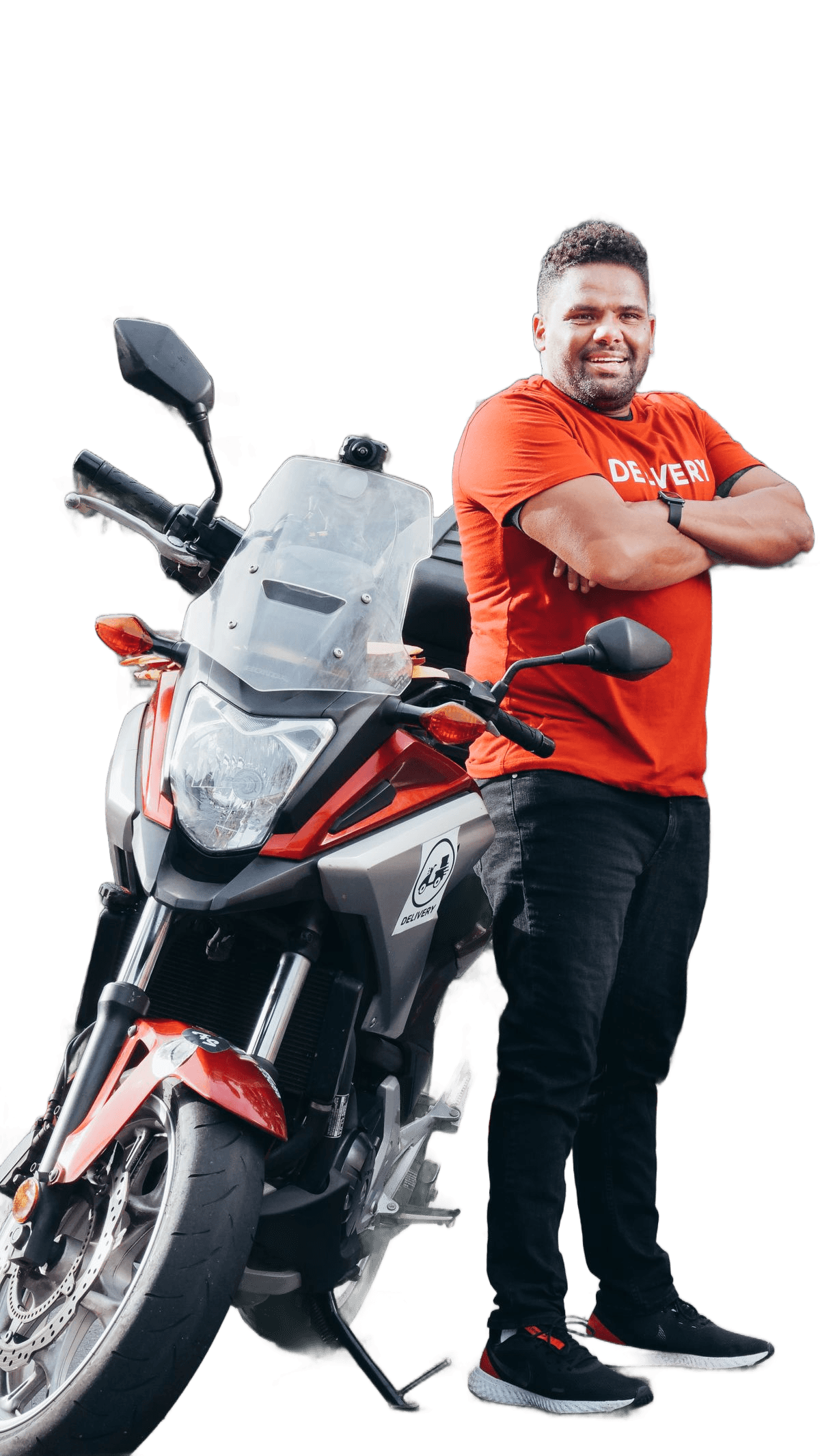 Motoboy sorridente, de braços cruzados, ao lado da moto