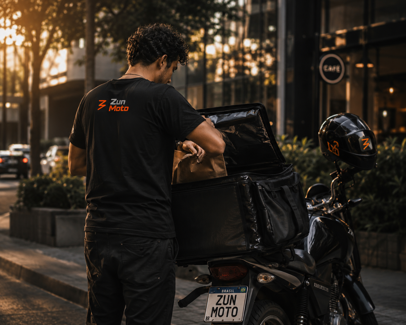 Motoboy ao lado da moto, pronto para fazer entregas